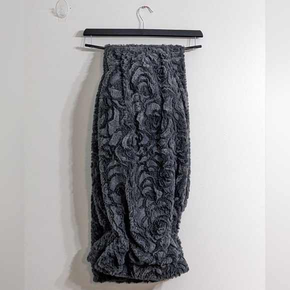 NWT Interiors By Design Grey Reversible Textured Fur To Mink Throw, 50" x 60" - Picture 3 of 6